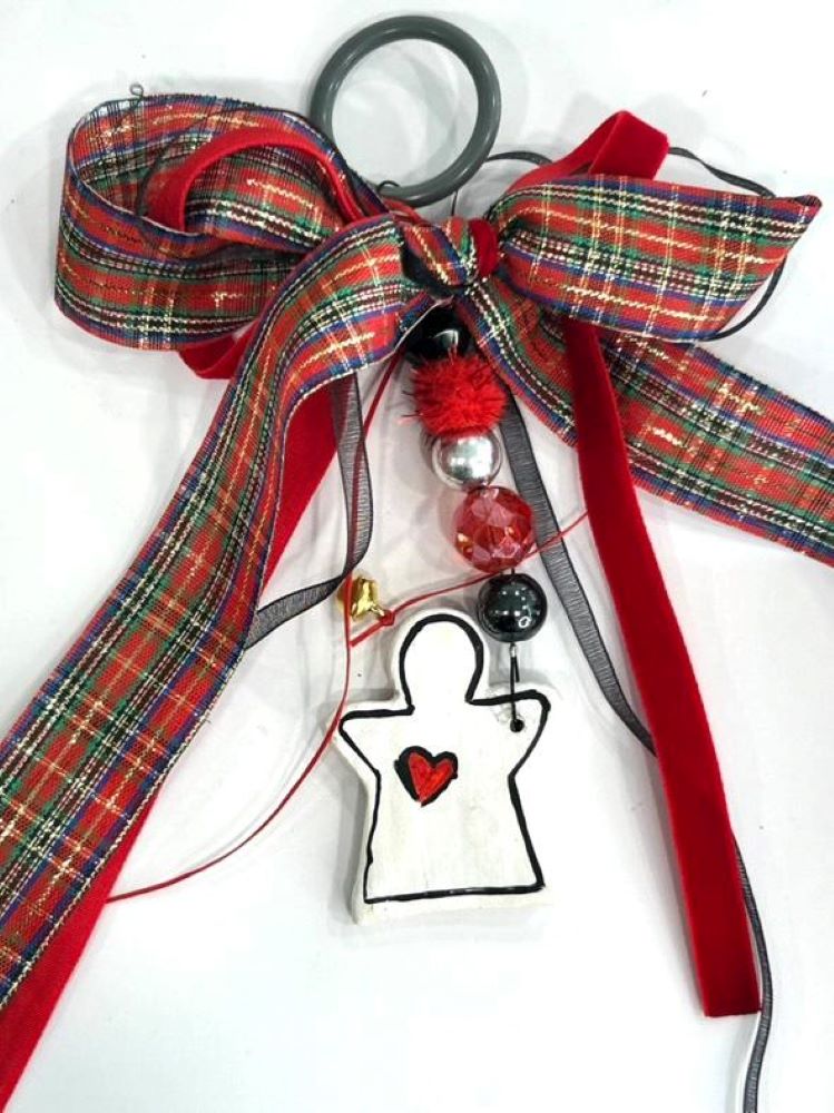 Χειροποίητο Πήλινο Γούρι – Αγγελάκι με Καρδιά, χάνδρες & Υφασμάτινες Κορδέλες