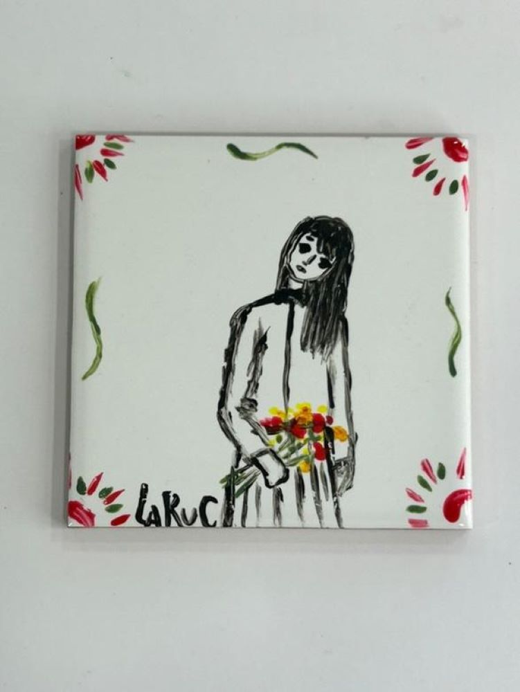 Χειροποίητο Ζωγραφισμένο Πλακάκι «Γυναικεία Φιγούρα με Λουλούδια» – Σουβέρ & Διακοσμητικό Τοίχου