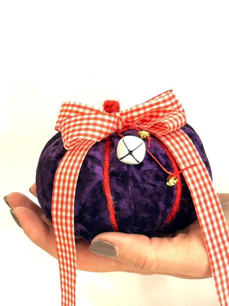 Χειροποίητη Μωβ Διακοσμητική Κολοκύθα από Βελούδο με Καρό Φιόγκο