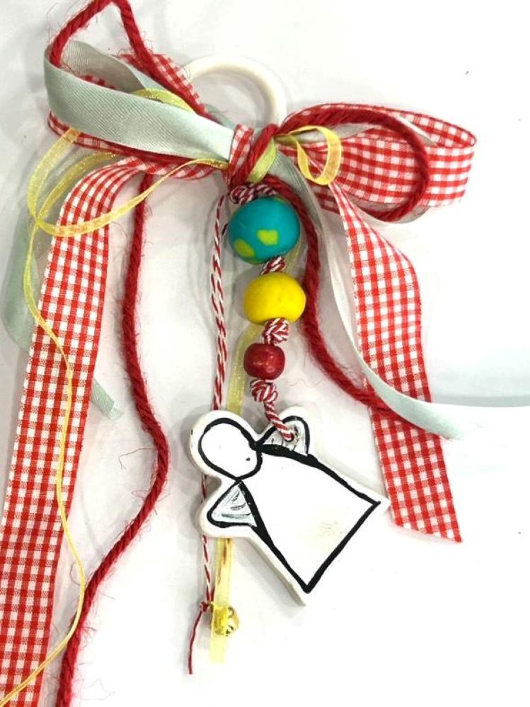 Χειροποίητο Πήλινο Γούρι – Αγγελάκι με Χρωματιστές Χάντρες & Καρό Κορδέλες