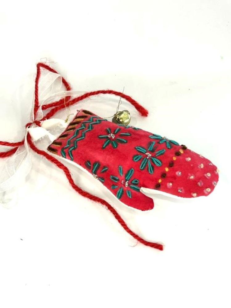 Χειροποίητο Υφασμάτινο Χριστουγεννιάτικο Στολίδι – Γάντι με Κέντημα & Χάντρες