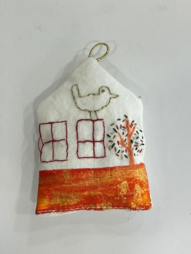 Χειροποίητο Υφασμάτινο Χριστουγεννιάτικο Στολίδι Σπιτάκι – Κεντημένο & Ζωγραφισμένο στο Χέρι