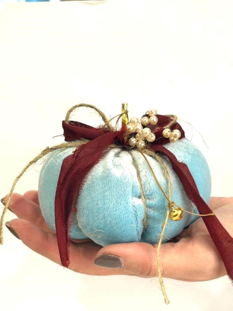 Χειροποίητη Διακοσμητική Κολοκύθα από Βελούδο σε Γαλάζια Απόχρωση με μεταξωτή κορδέλα