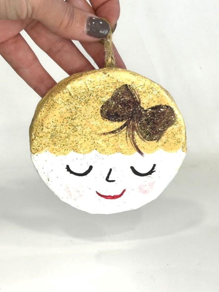 Χειροποίητο Χριστουγεννιάτικο Papier Mâché Στολίδι με Γλυκό Πρόσωπο και Φιόγκο