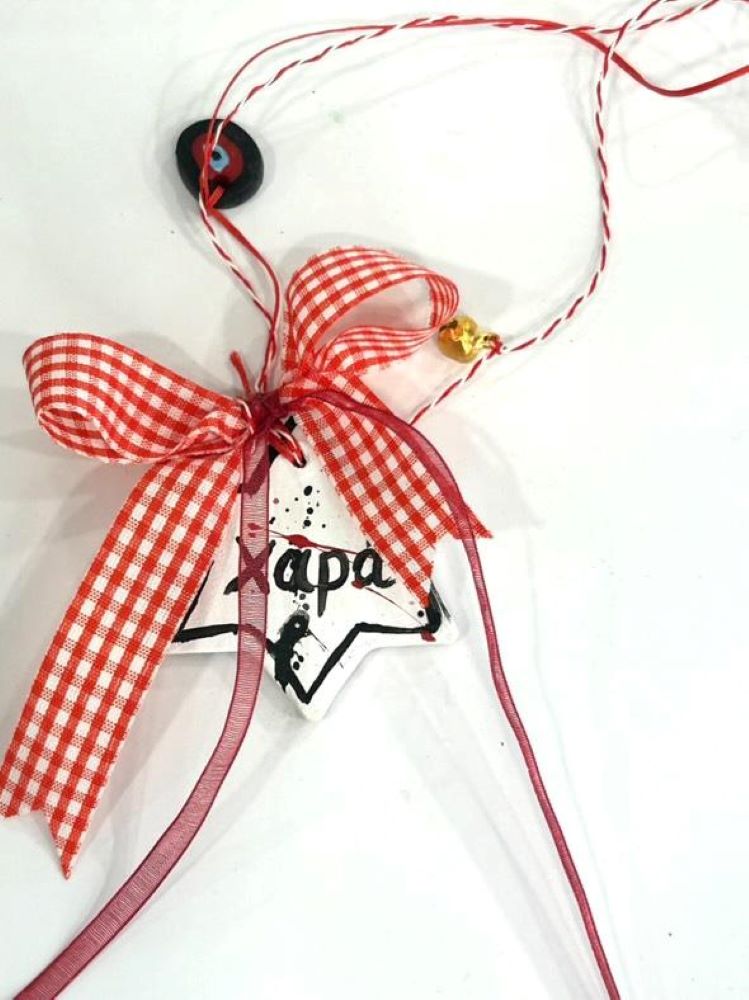 Χειροποίητο Πήλινο Γούρι Αστέρι «Χαρά» με Κόκκινη Καρό Κορδέλα