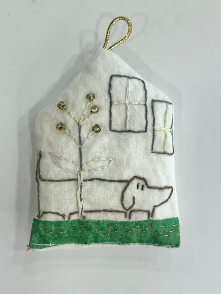 Χειροποίητο Υφασμάτινο Χριστουγεννιάτικο Στολίδι Σπιτάκι με Κέντημα – Μοναδικό & Ζεστό