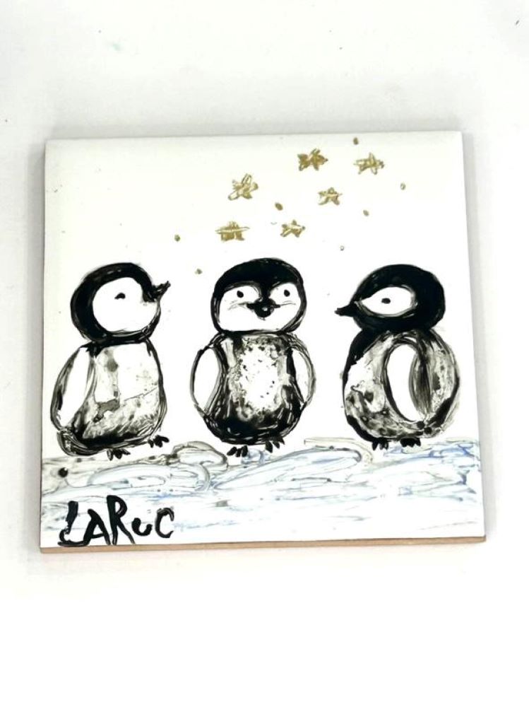 Χειροποίητο Ζωγραφισμένο Πλακάκι «Πιγκουίνοι στο Χιόνι» – Σουβέρ & Διακοσμητικό Τοίχου