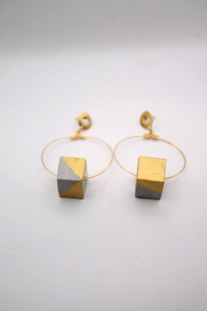 Σκουλαρίκια Κρίκοι από Ατσάλι σε Χρυσό Χρώμα με Κύβο από Τσιμέντο