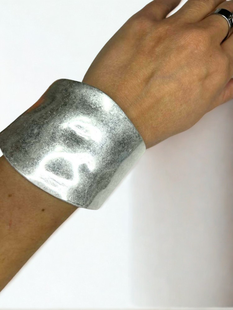 Minimal βραχιόλι χειροπέδα από ατσάλι σε ασημί απόχρωση. Κομψό και διαχρονικό κόσμημα για κάθε περίσταση.