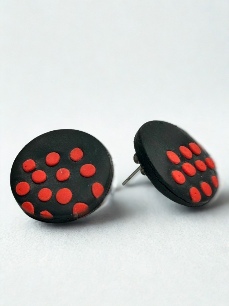 Χειροποίητα Κουμπωτά Σκουλαρίκια από Πολυμερικό Πηλό Μαύρα με Κόκκινες Πουά Βούλες