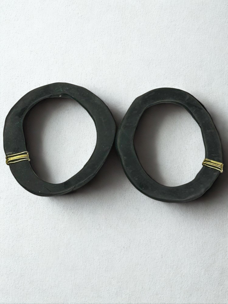 Μεγάλα Κουμπωτά Σκουλαρίκια Μαύρα Οβάλ από Πολυμερικό Πηλό με Λεπτομέρεια Ορείχαλκου