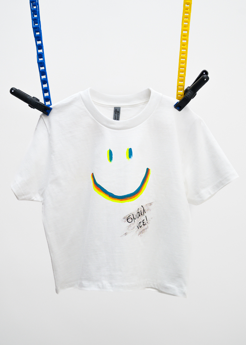 Χειροποίητο Λευκό Βαμβακερό T-Shirt «Σμαιλ Ντε» Ζωγραφισμένο στο Χέρι – 240γρ