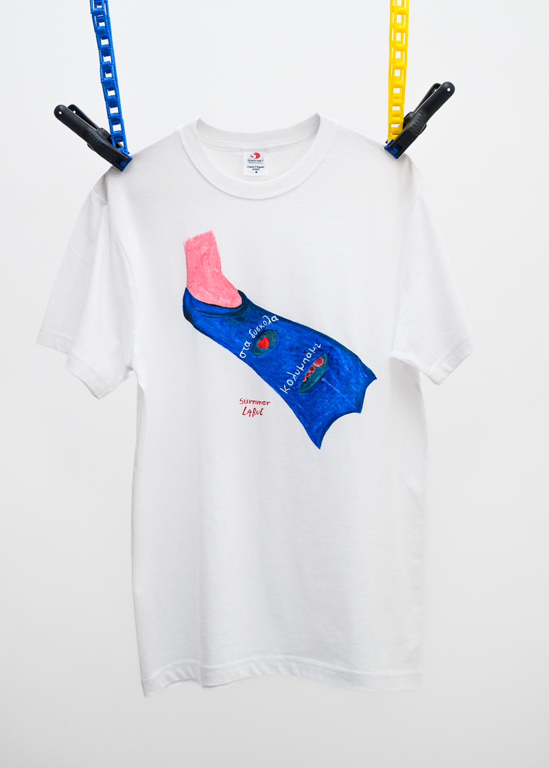 Χειροποίητο Λευκό Βαμβακερό T-Shirt «Στα Δύσκολα Κολυμπάμε» Ζωγραφισμένο στο Χέρι – 140γρ