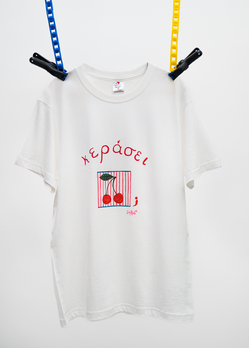 Χειροποίητο Λευκό Βαμβακερό T-Shirt «Κεράσει Κεράσι» Ζωγραφισμένο στο Χέρι – 140γρ