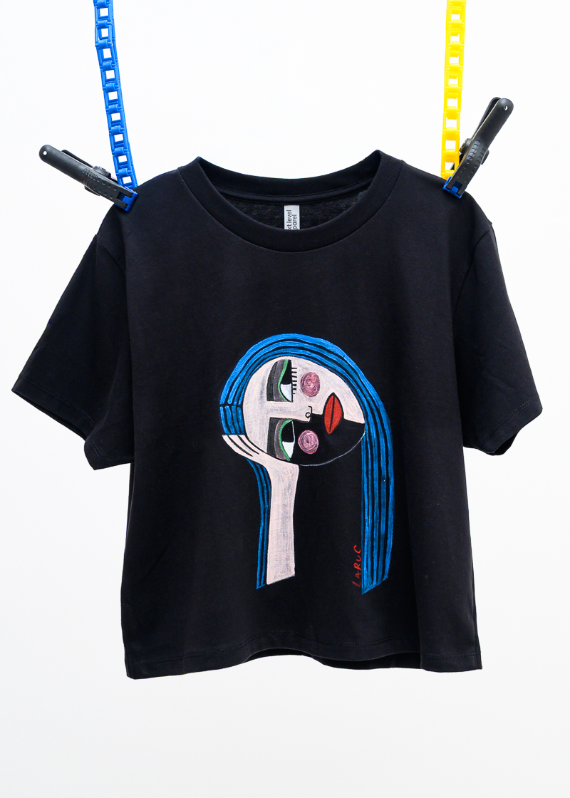Χειροποίητο Μαύρο Βαμβακερό T-Shirt Ζωγραφισμένο στο Χέρι με Artistic Portrait – 230γρ