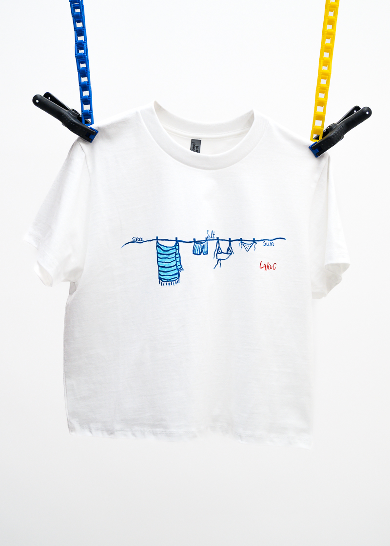 Χειροποίητο Βαμβακερό T-Shirt Ζωγραφισμένο στο Χέρι – Minimal Καλοκαιρινό Σχέδιο "Sea Salt Sun" – 230γρ