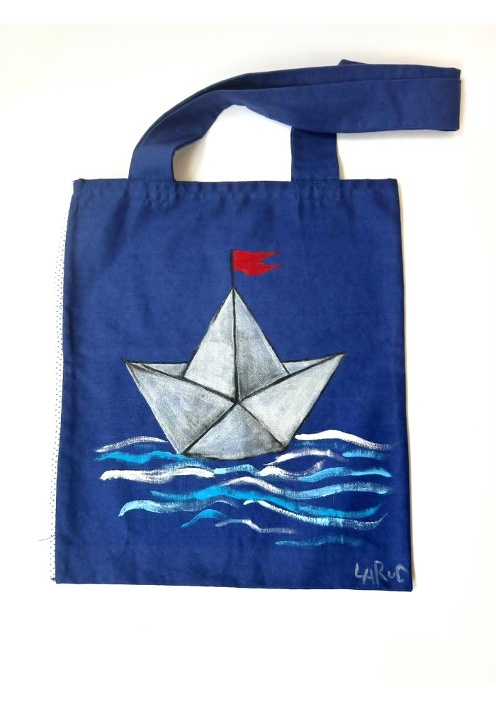 Tote Bag Ζωγραφισμένη στο Χέρι με Χάρτινο Καραβάκι – Χειροποίητη Τσάντα Ώμου σε Μπλε Χρώμα